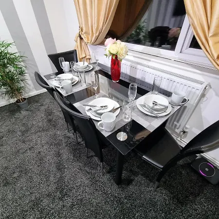 Будинок відпочинку *10or* Setup For Your Relaxed & Amazing + Free Parking + Free Fast Wifi * Лідс